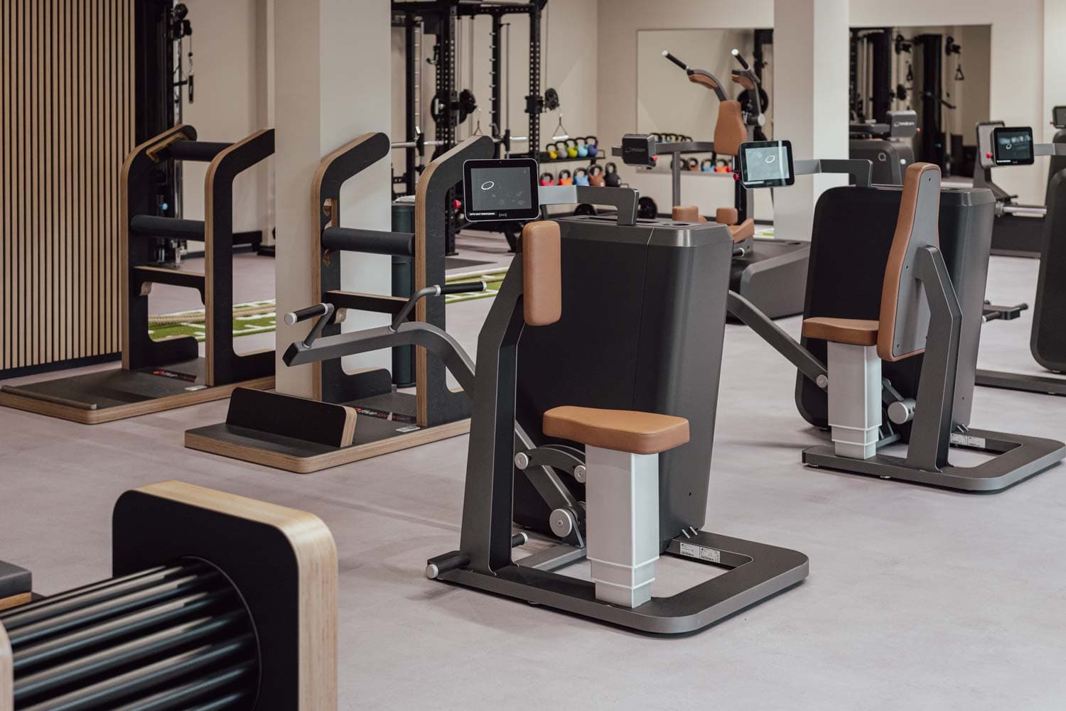 Krafttrainingsbereich mit Milon Zirkel und Kettlebells