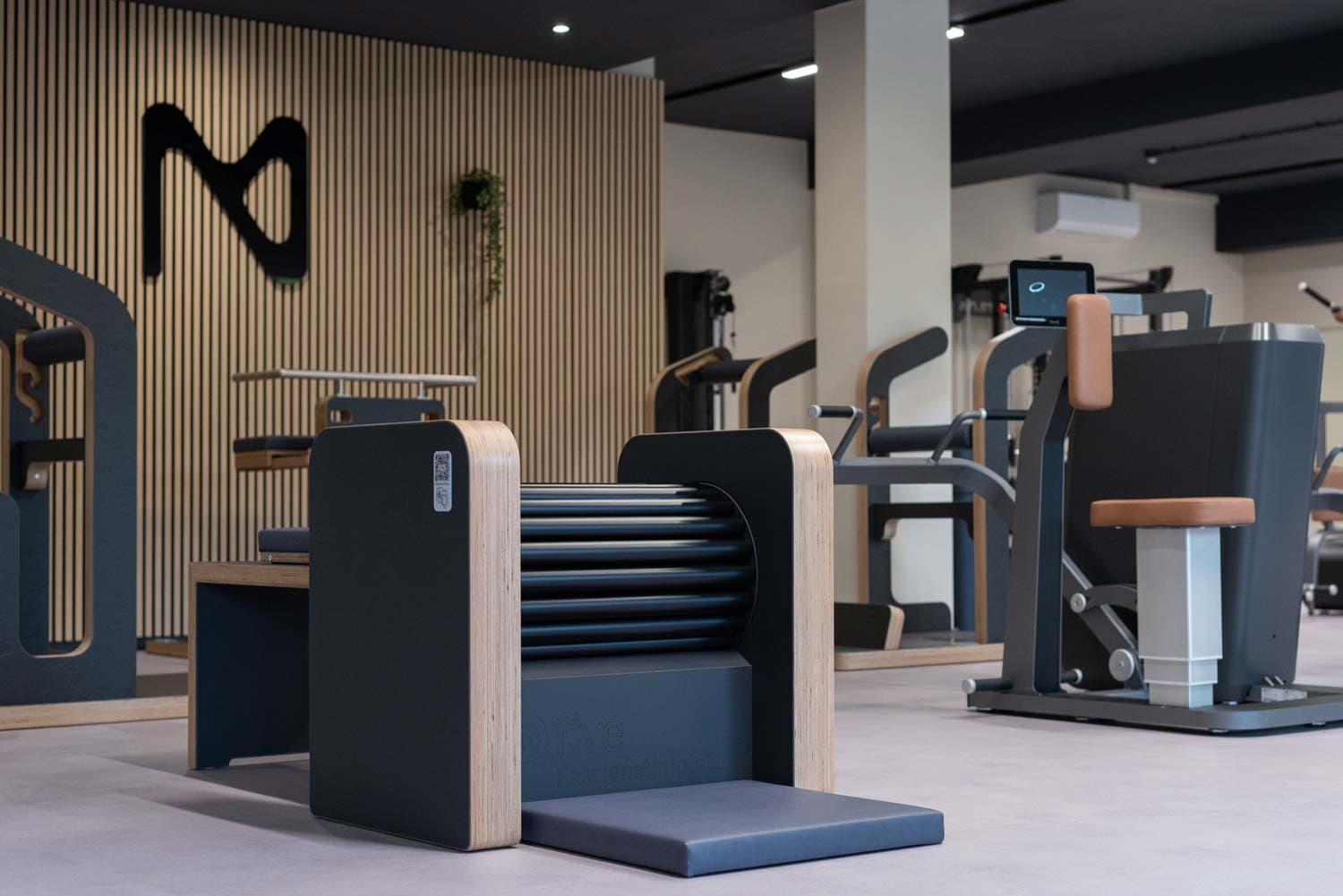 Milon Trainingsgeräte mit Logo-Wand im Bewegungswerk